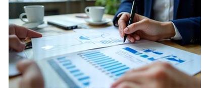 Twee mensen bespreken grafieken over besparen en investeren.
